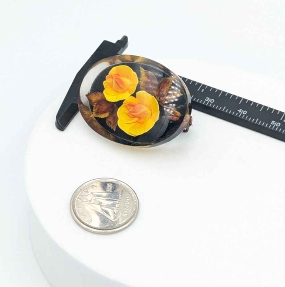 Vintage lucite embedded yellow flowers and leaves brooch pin - Picture 2 of 5